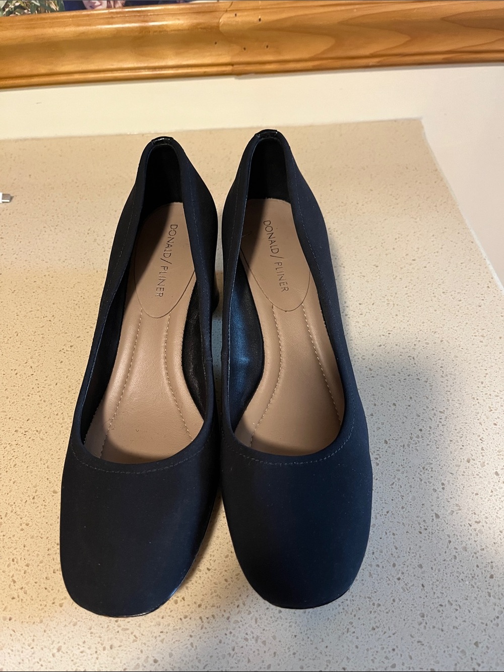 Donald J. Pliner Black Rounded-Toe Pumps size 8